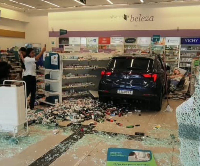Motorista confunde pedais de carro automático e invade drogaria em BH