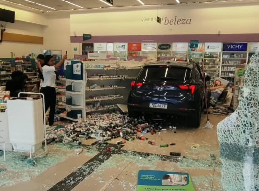 Motorista confunde pedais de carro automático e invade drogaria em BH