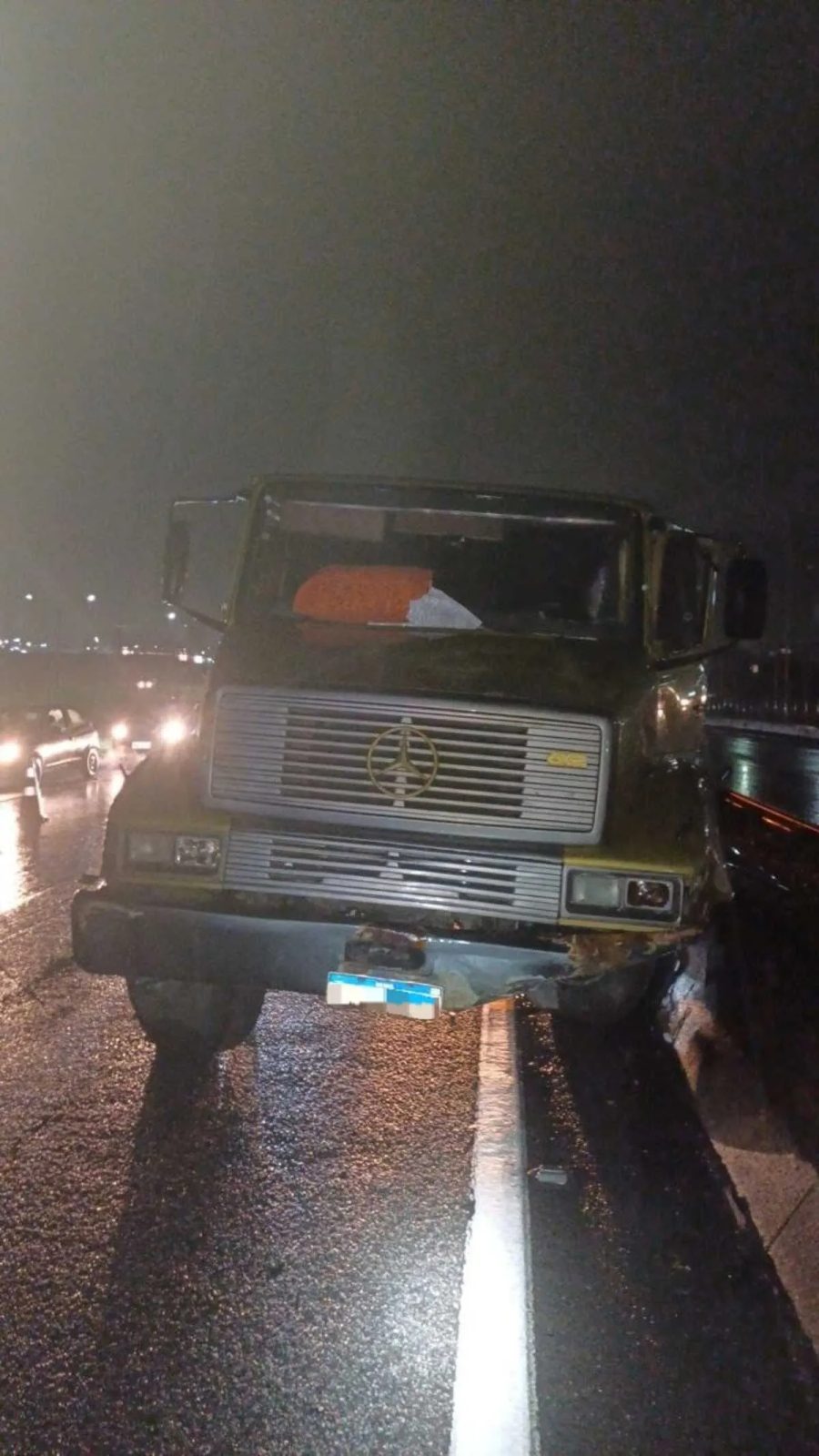 Acidente na Via Dutra deixa caminhão destruído em Itatiaia