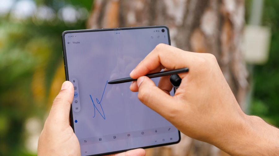 Motorola Razr Fold é bom? Testamos o rival do Galaxy Z Fold 8