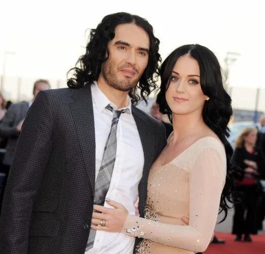 Mulher denuncia Russell Brand por estupro e expõe mensagem que recebeu meses depois: “Me tratou como um animal” Russell Brand