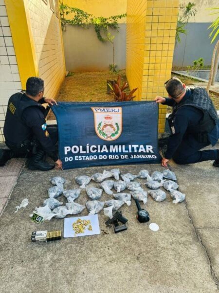 Mulher presa com cocaína e pistola em ônibus