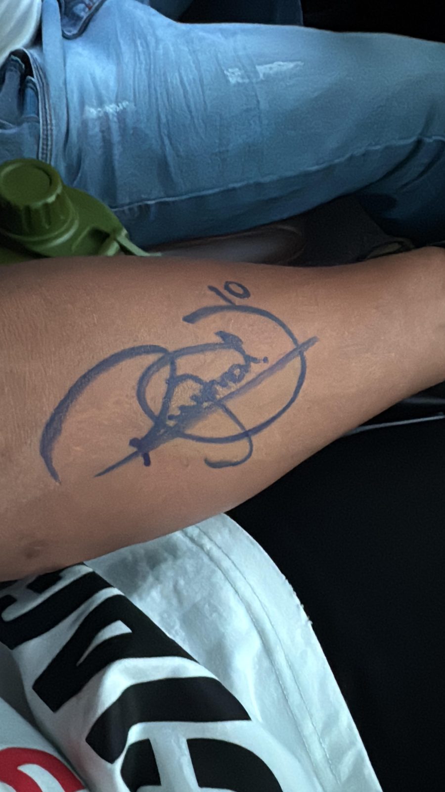Neymar assina braço de empresário e gesto vira, literalmente, uma tatuagem