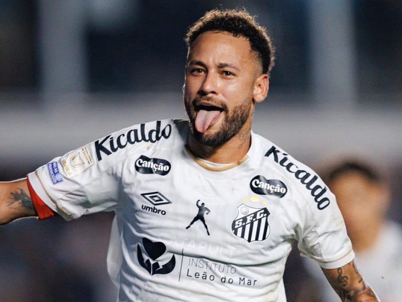 Neymar celebra boa fase do Santos no Brasileirão