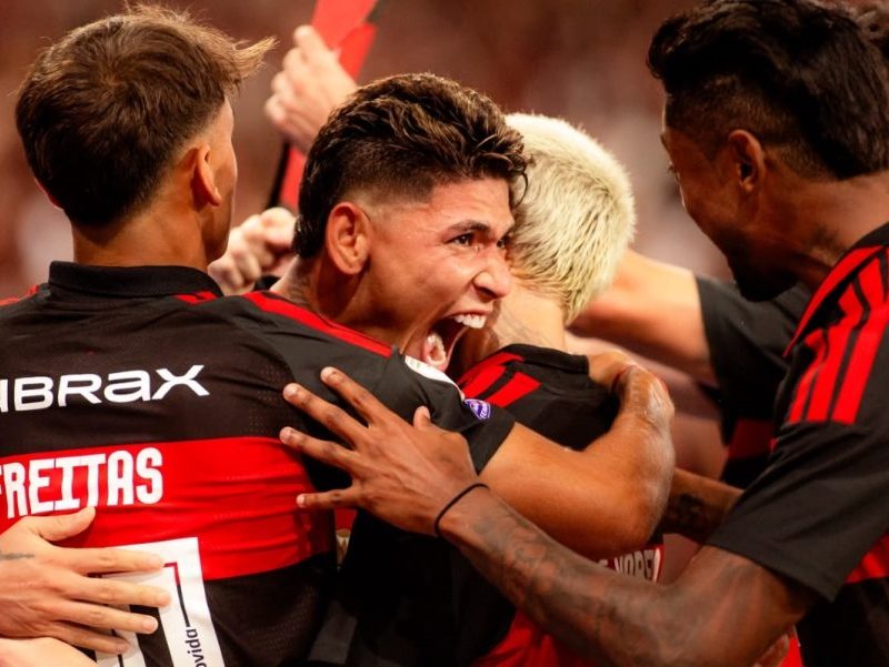 Flamengo vence Fluminense no Maracanã e lidera Brasileirão