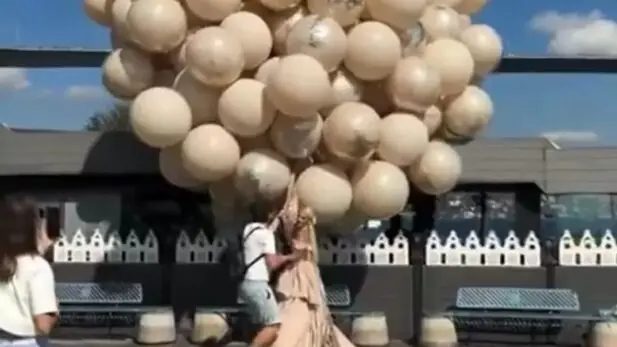 Noiva é arrastada por balões durante ensaio fotográfico na Turquia; assista e saiba desfecho Noiva é arrastada por balões e quase bate em muro durante ensaio fotográfico na Turquia; assista! (Foto: Reprodução/ X)
