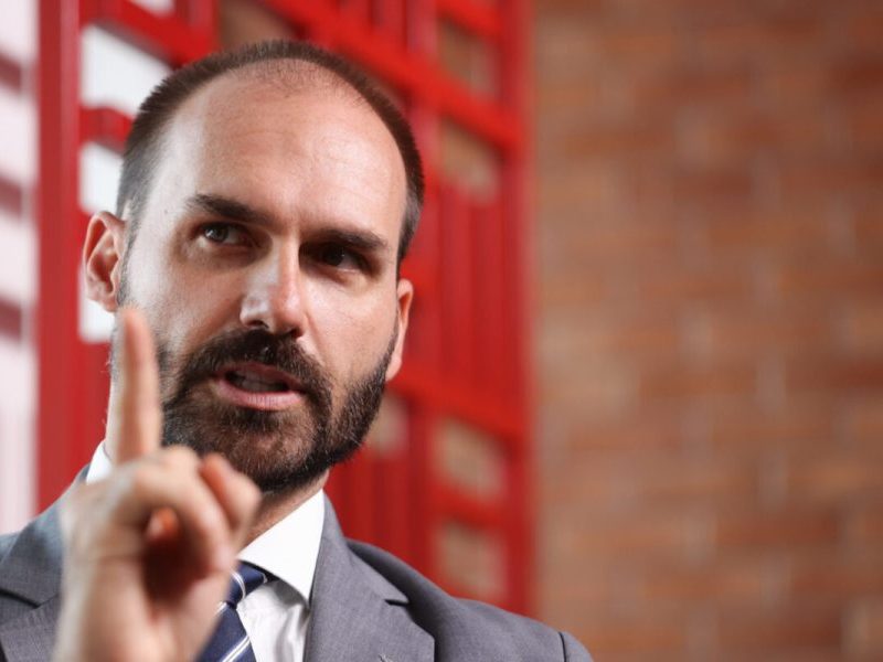 Eduardo Bolsonaro tem nome em banco de mandados de prisão