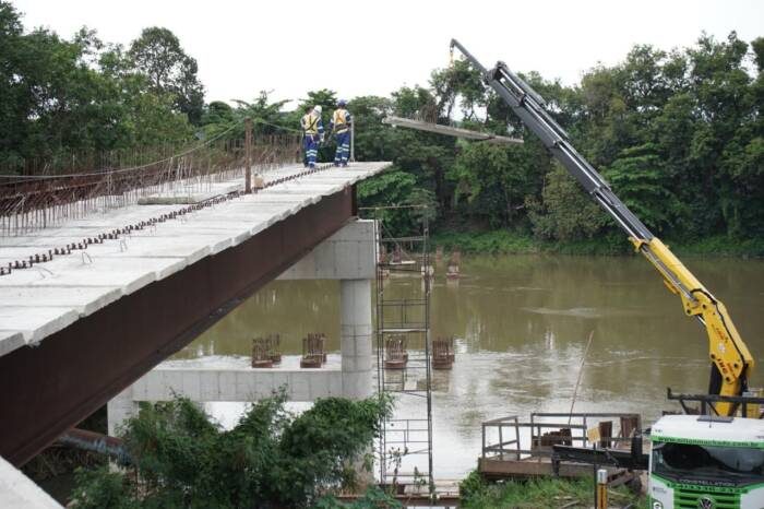 Nova ponte em Volta Redonda avança com instalação de lajes