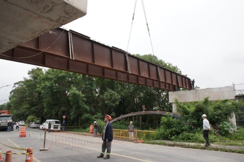 Nova ponte em Volta Redonda avança com instalação de vigas