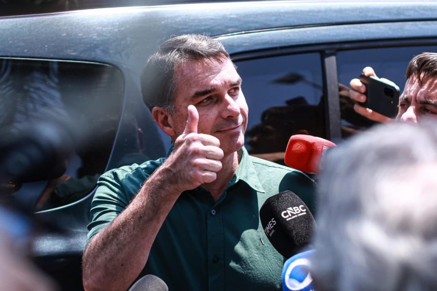 O que a campanha de Flávio alegou à Band para recuar sobre o debate