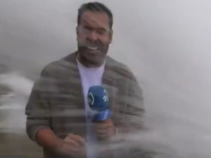 Onda gigante atinge equipe de reportagem ao vivo na Espanha