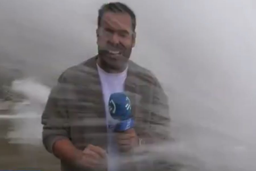 Onda gigante atinge repórter e cinegrafista durante reportagem na Espanha