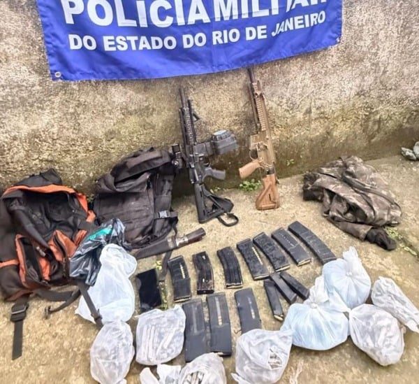 PM apreende fuzis e prende cinco suspeitos em Angra dos Reis