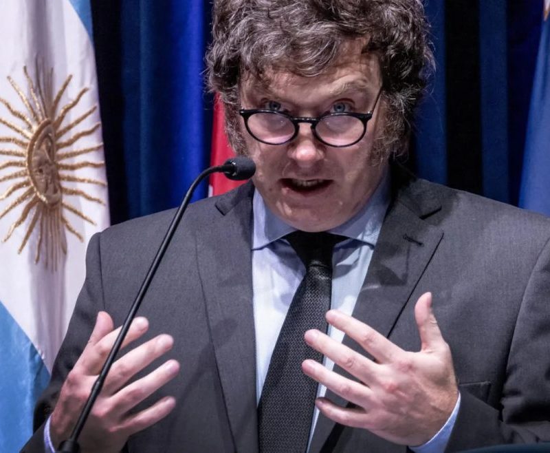 Oposição exige explicações do governo de Milei por fuga de Flávio Bolsonaro pela Argentina