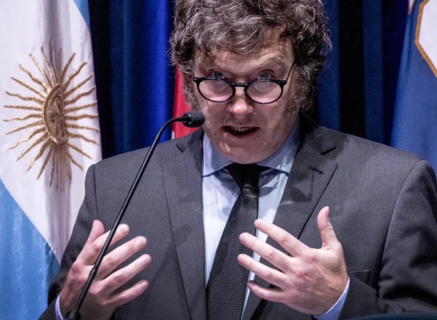 Oposição exige explicações do governo de Milei por fuga de Flávio Bolsonaro pela Argentina