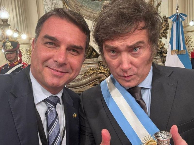 Oposição na Argentina pressiona Milei por fuga de Flávio para os EUA