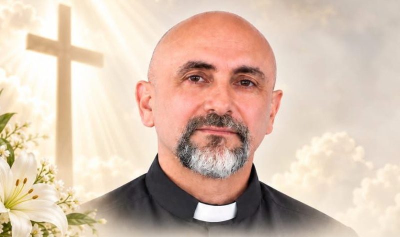 Padre morre após cruz cair sobre ele durante missa ao vivo