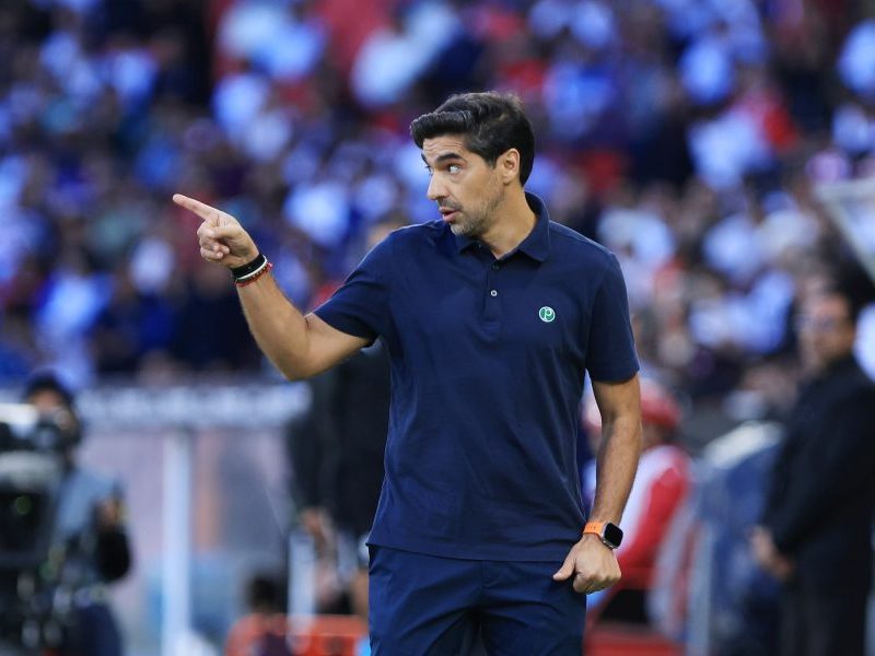 Palmeiras vence Athletico-PR e assume a liderança do Brasileirão