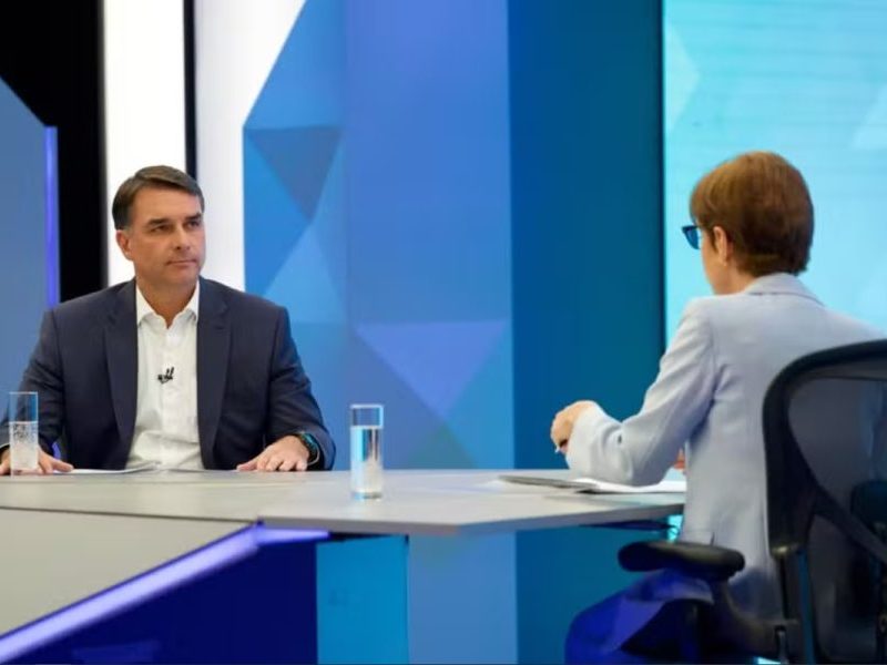 Panelaços marcam sabatina de Flávio Bolsonaro em várias cidades
