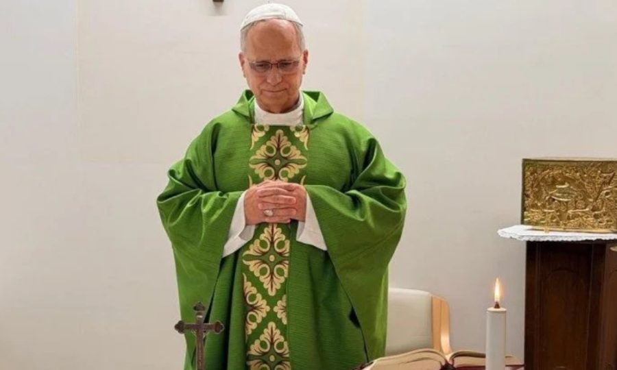 Papa Leão XIV deixa hospital em Roma
