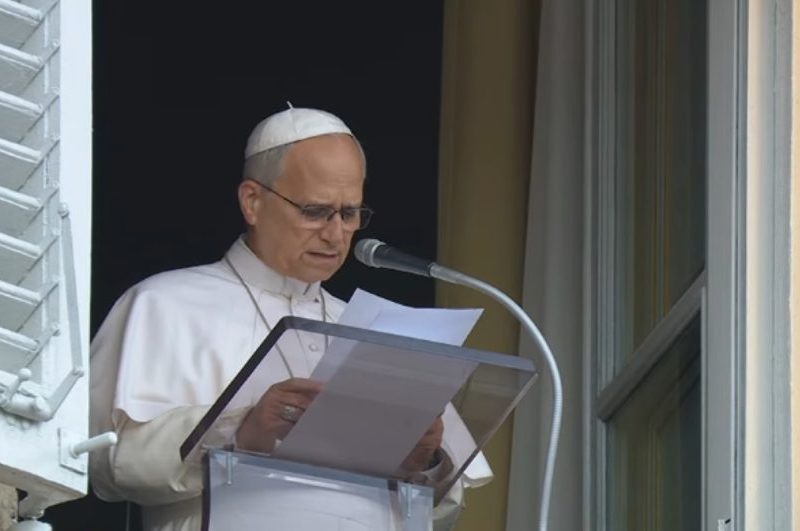 Papa Leão XIV faz Angelus no Vaticano após alta hospitalar