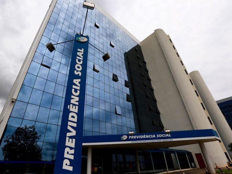 PF investiga homem por pagar estagiário para vazar dados sigilosos do INSS