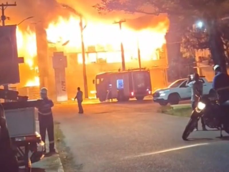 PF retoma perícia em prédio da UFPE após incêndio devastador