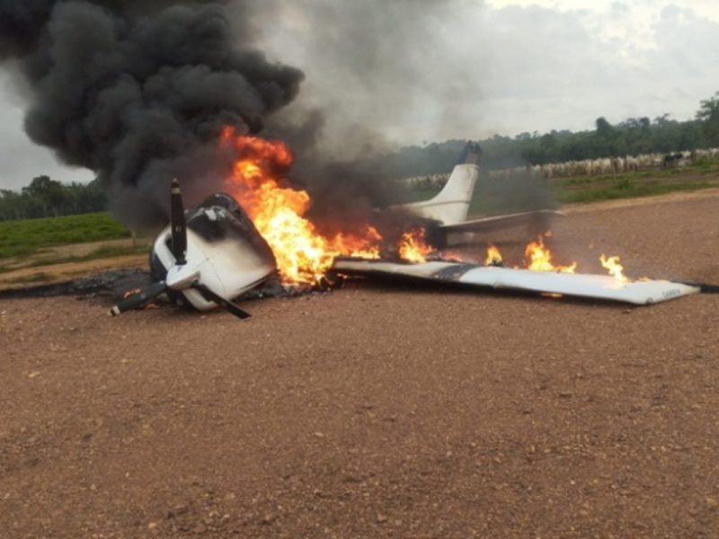 FAB intercepta avião vindo da Bolívia; piloto incendeia aeronave