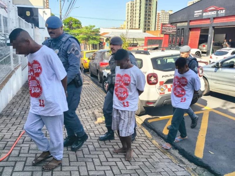PM apreende jovens com camiseta de Lula, mas mãe diz que flagra foi forjado
