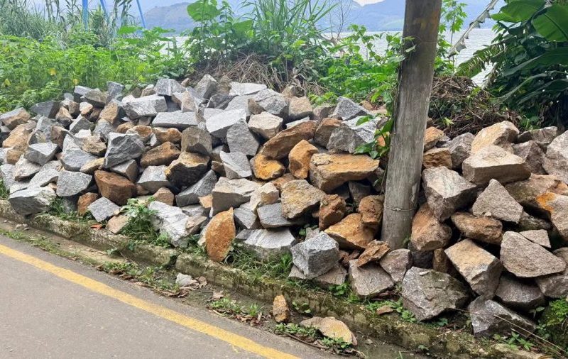 Polícia Ambiental identifica extração irregular de pedras em praia de Angra dos Reis