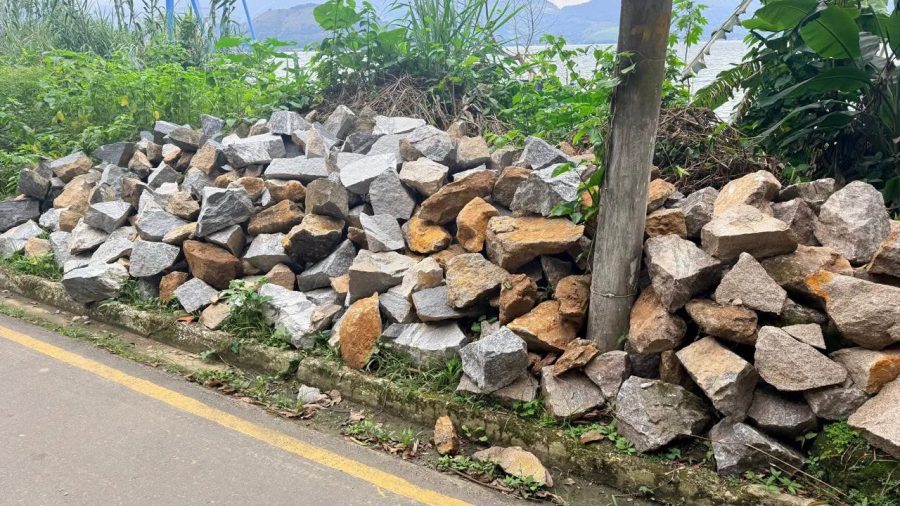 Polícia Ambiental identifica extração irregular de pedras em praia de Angra dos Reis