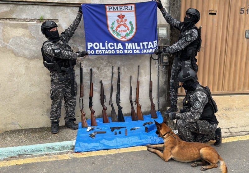 Polícia apreende 12 armas e drogas em Pinheiral