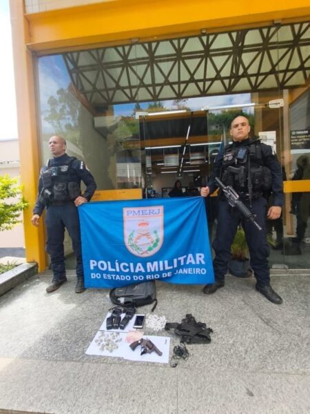 Droga, revólver e rádios são apreendidos em Três Rios