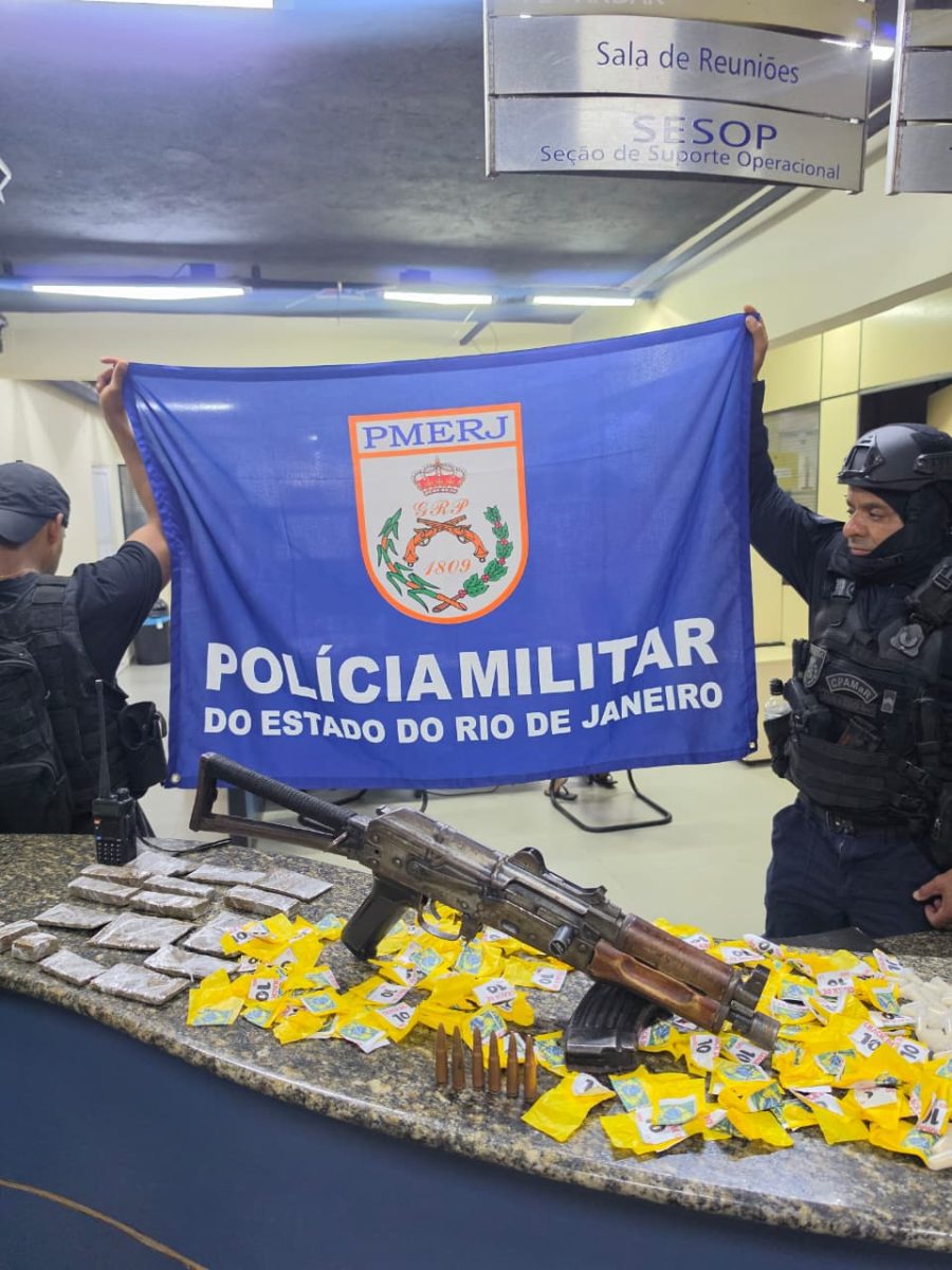 Polícia apreende fuzil e drogas após confronto em Angra