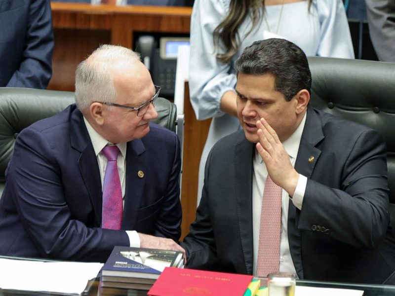 Por reeleição, Alcolumbre acena para PEC que limita mandatos no STF