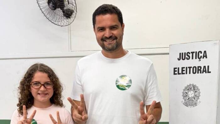 Prefeito de Itatiaia, Kaio Márcio vota e destaca desafios para o país