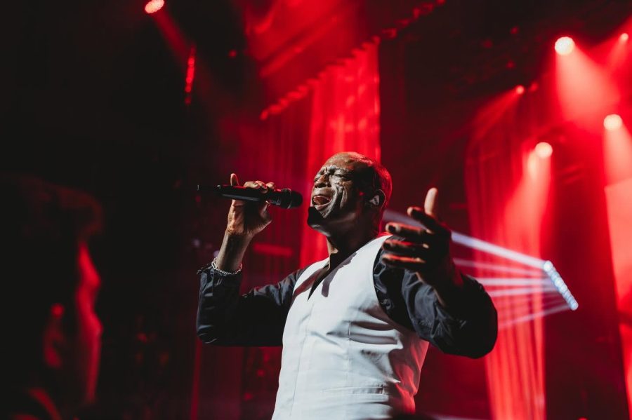 Seal veste camisa da Portela e agita fãs antes de turnê