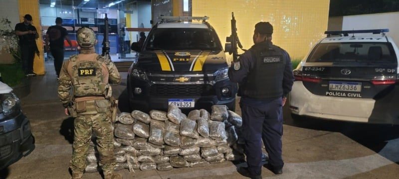 PRF prende motorista com 105 pacotes de maconha na Dutra