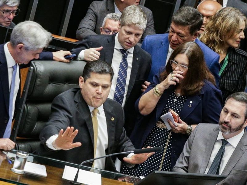 Alcolumbre busca recondução no Senado mas sofre resistência