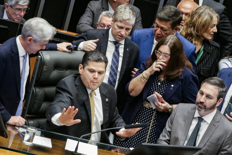 Promessas de Alcolumbre geram desconfiança na oposição e no governo