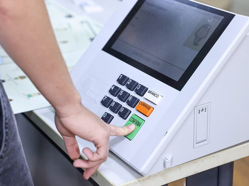 Prorrogação da votação no Brasil é inédita desde a redemocratização