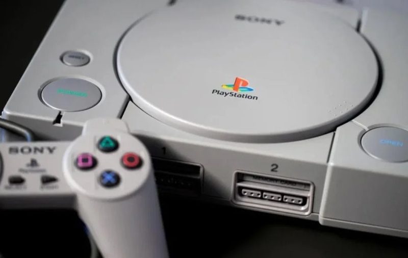 PS1 portátil existiu: relembre modelo que permitia jogar em qualquer lugar