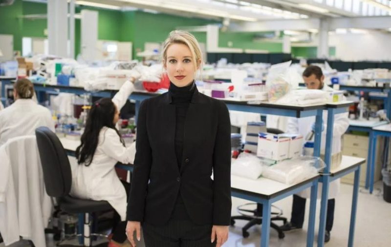 Quando estreia Tudo Pode Ser Visto, documentário bizarro sobre Elizabeth Holmes, nos cinemas?