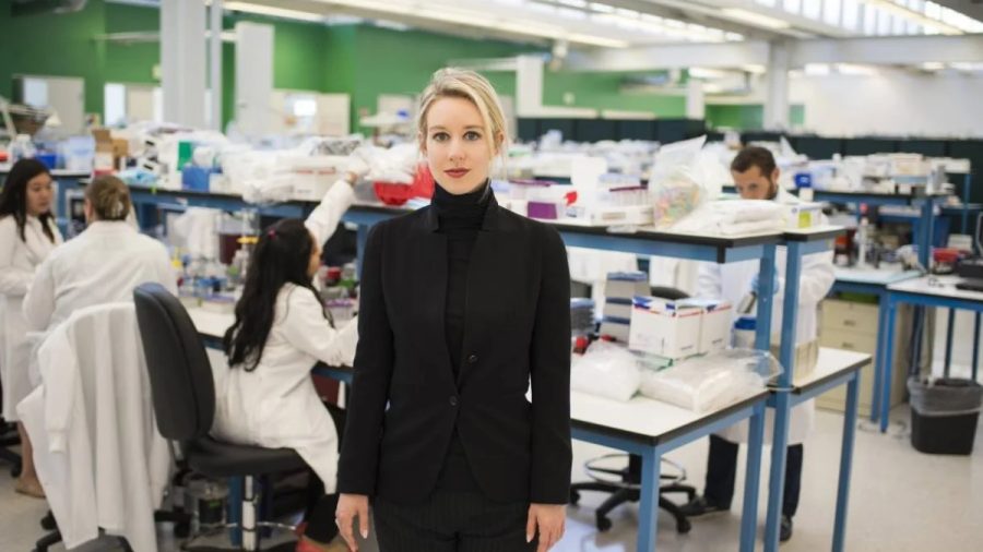 Quando estreia Tudo Pode Ser Visto, documentário bizarro sobre Elizabeth Holmes, nos cinemas?