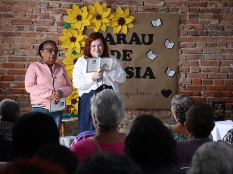 Quatis celebra a terceira idade com lançamento de livro de poemas