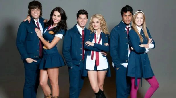 Chay Suede faz homenagem a Rebelde em cena de Quem Ama Cuida