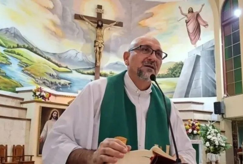 Padre morre após cruz cair em missa no Equador
