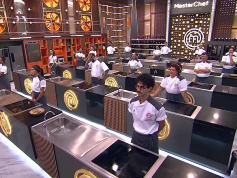 Quem foi o terceiro eliminado do MasterChef Profissionais 2026?
