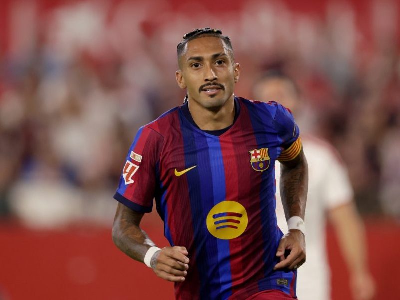 Raphinha treina no Barcelona e pode voltar contra o Bétis