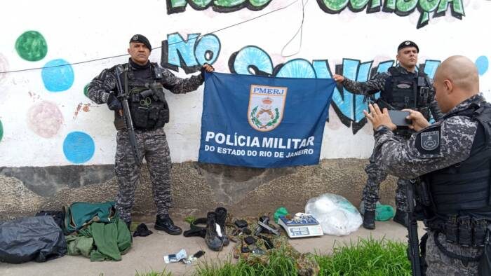 Recom da PM apreende armas e drogas em operação em Volta Redonda